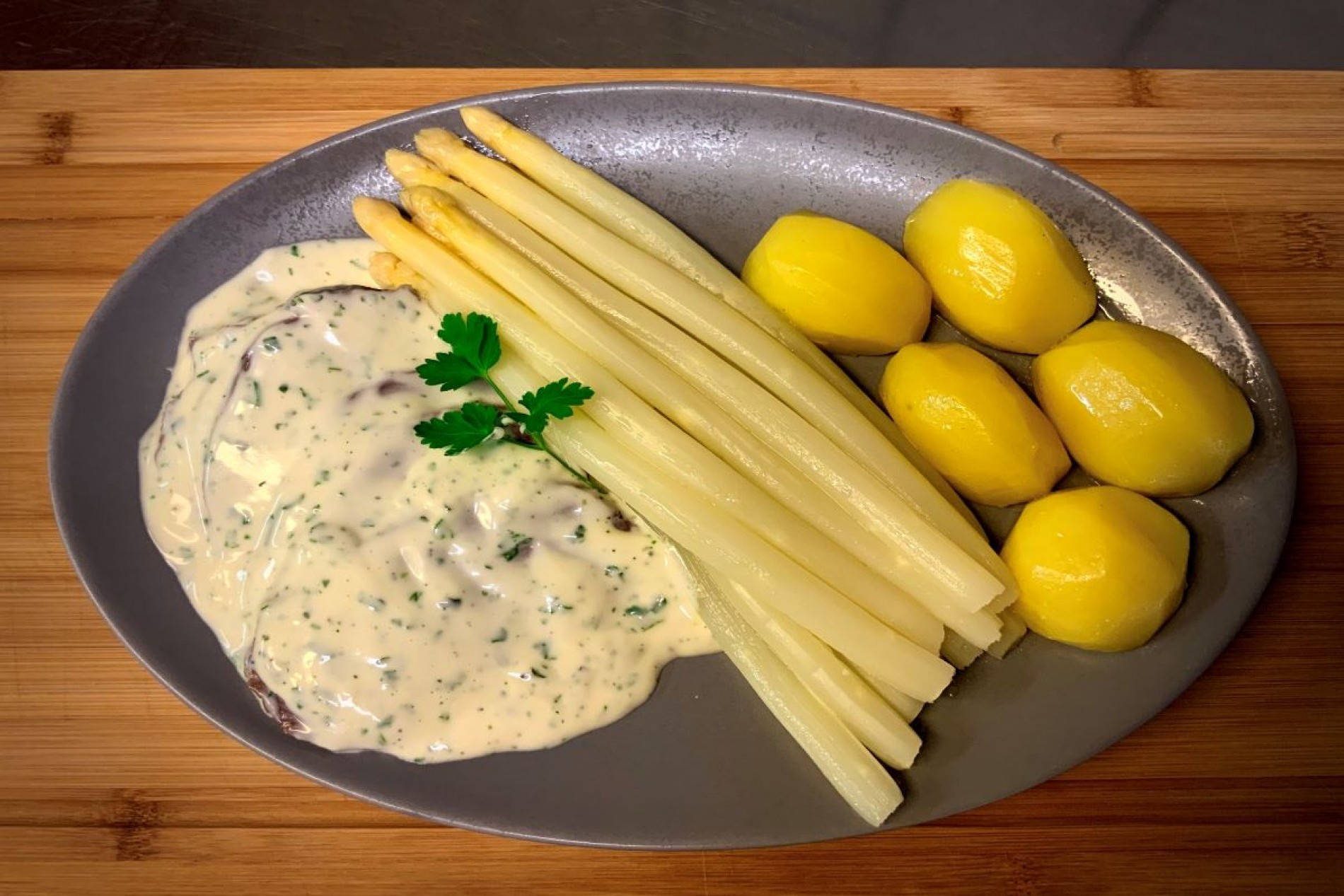 Frischer Spargel mit neuen Kartoffeln
