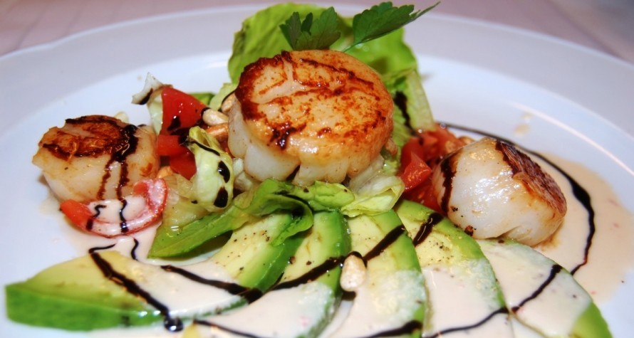 Avocado mit Jakobsmuscheln